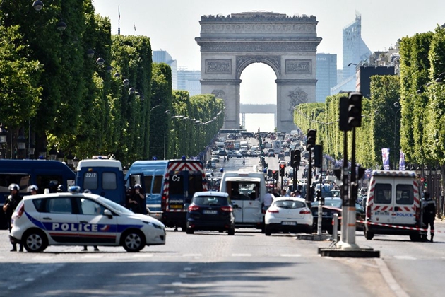 法国巴黎一男子驾车冲撞警车 肇事者曾被列入“恐怖观察名单”