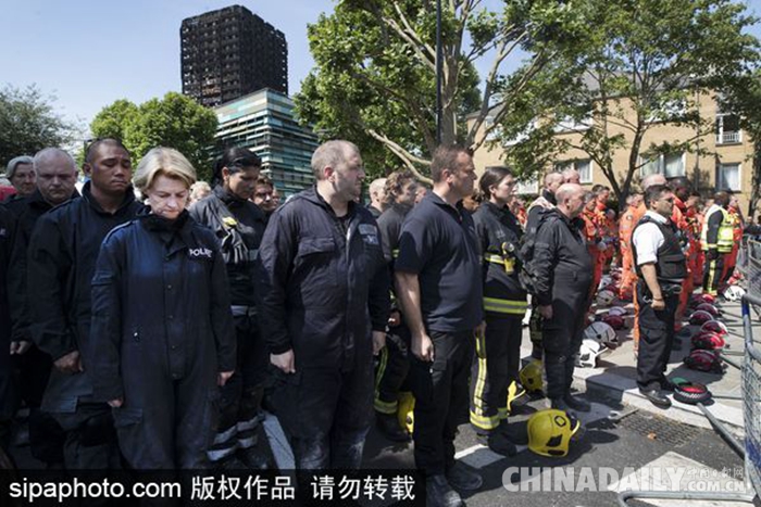 英国紧急服务人员举行默哀仪式 悼念伦敦公寓大火遇难者