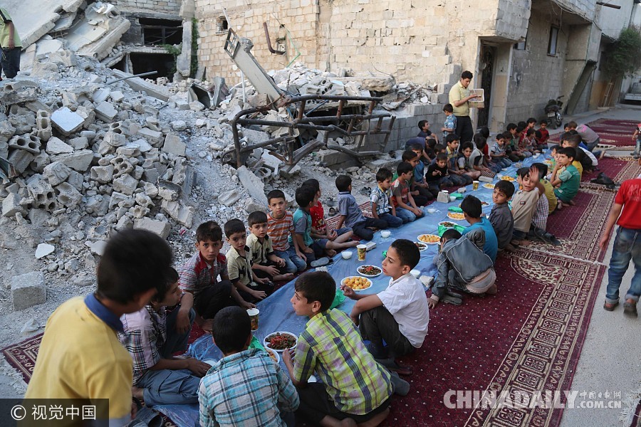 叙利亚民众享用废墟中的“流水席” 长桌晚餐感受战火中的温馨
