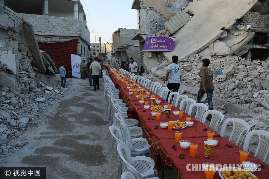 叙利亚民众享用废墟中的“流水席” 长桌晚餐感受战火中的温馨