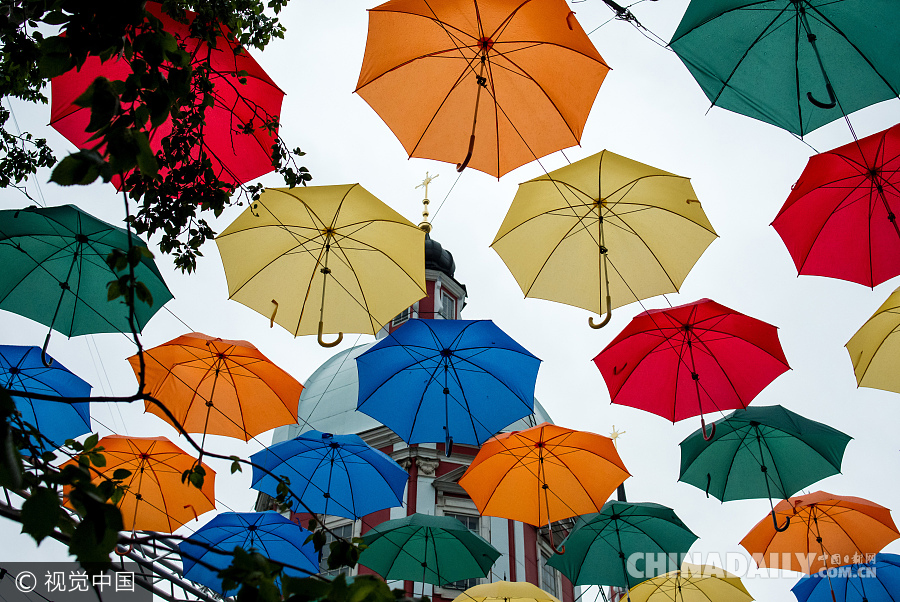 俄罗斯圣彼得堡七彩雨伞打造童话小巷