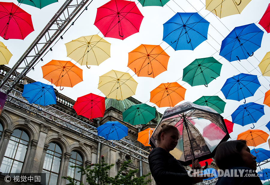 俄罗斯圣彼得堡七彩雨伞打造童话小巷