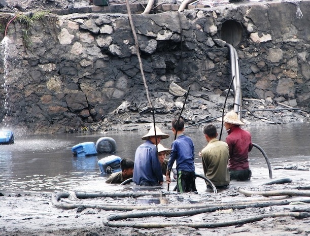 用生命赚钱！越南“捞煤族”污水河里“淘金”只为多赚几千美金