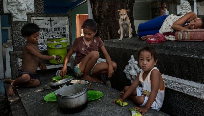 菲律宾富人陵寝成贫民窟：白天为“死人”打工 夜里在墓地睡觉