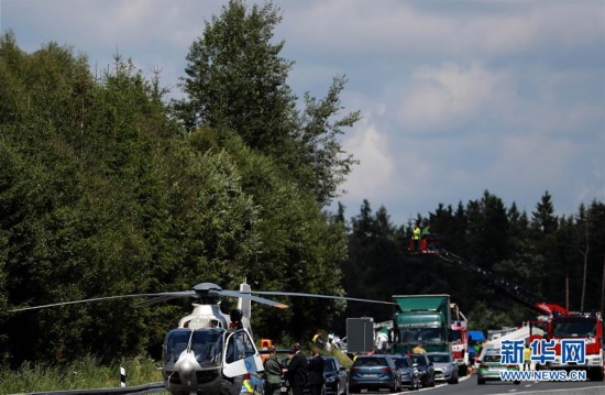 德国巴伐利亚州发生严重车祸致31人重伤