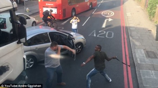 伦敦街头两司机上演暴力互殴 幸遇好心人调停