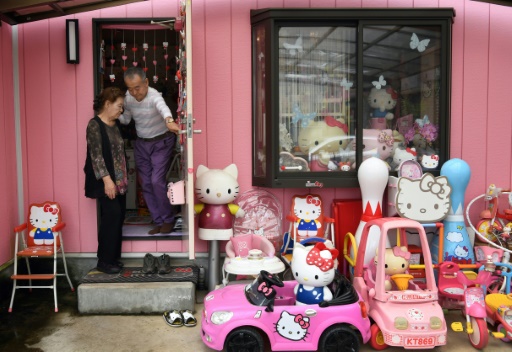 日本退休警察收集海量凯蒂猫玩偶 这泛滥的少女心呐！