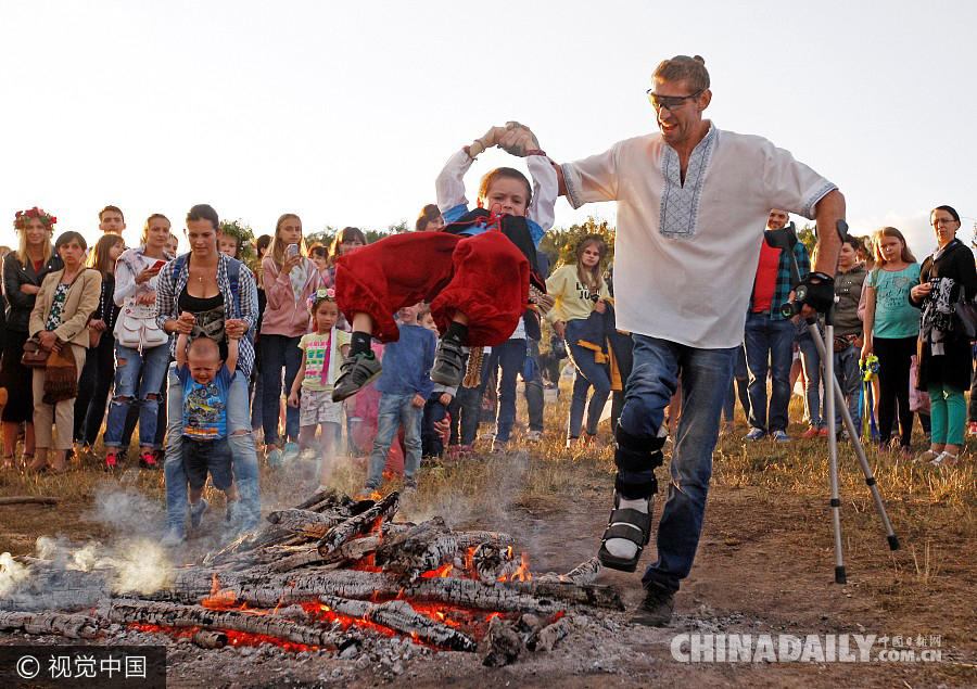 乌克兰民众庆祝传统节日 争相跨越篝火堆