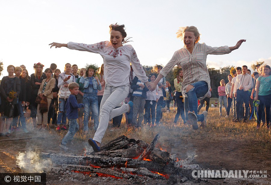 乌克兰民众庆祝传统节日 争相跨越篝火堆