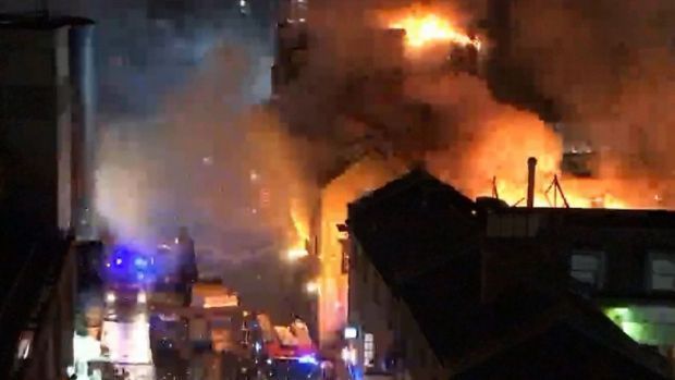 伦敦卡姆登市场发生大火 目前尚无人员伤亡