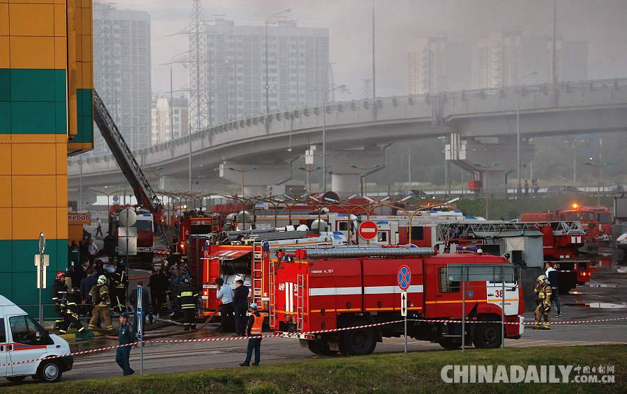 俄罗斯莫斯科一商场发生大火 致14人受伤大火已扑灭