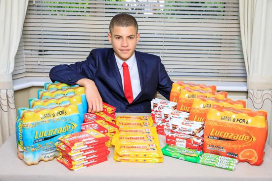 英国15岁男孩在学校男厕所外卖糖果 日赚2000元