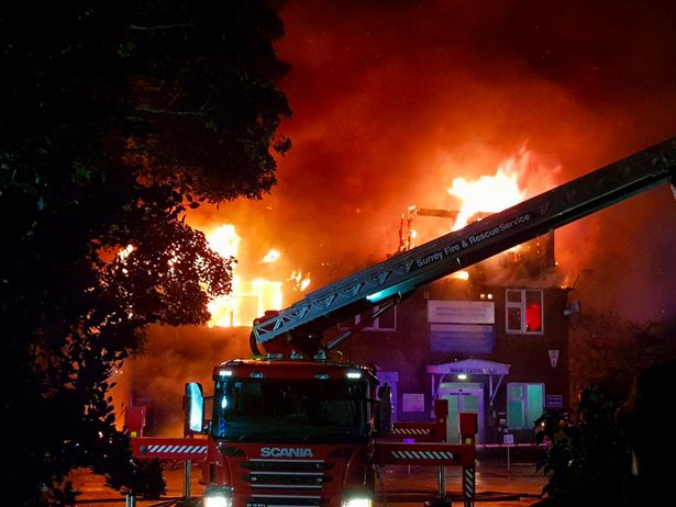 英国一医院凌晨突发大火 巨大爆炸声惊醒附近居民(组图)