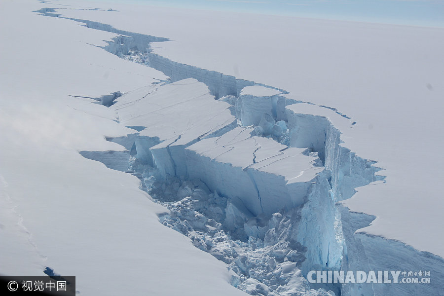 南极西部冰山脱离冰架 形成有记录以来最大冰山（组图）