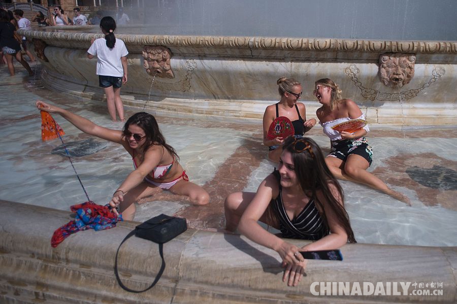 西班牙高温酷热天气持续 民众跳进喷泉池“泡澡”降温