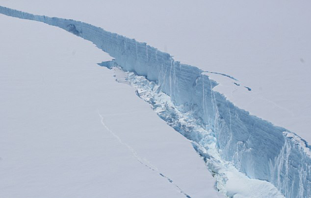 南极巨型冰山脱离冰架 面积是伦敦4倍
