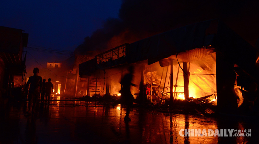 老挝首都一商贸城发生严重火灾 多为中国商户