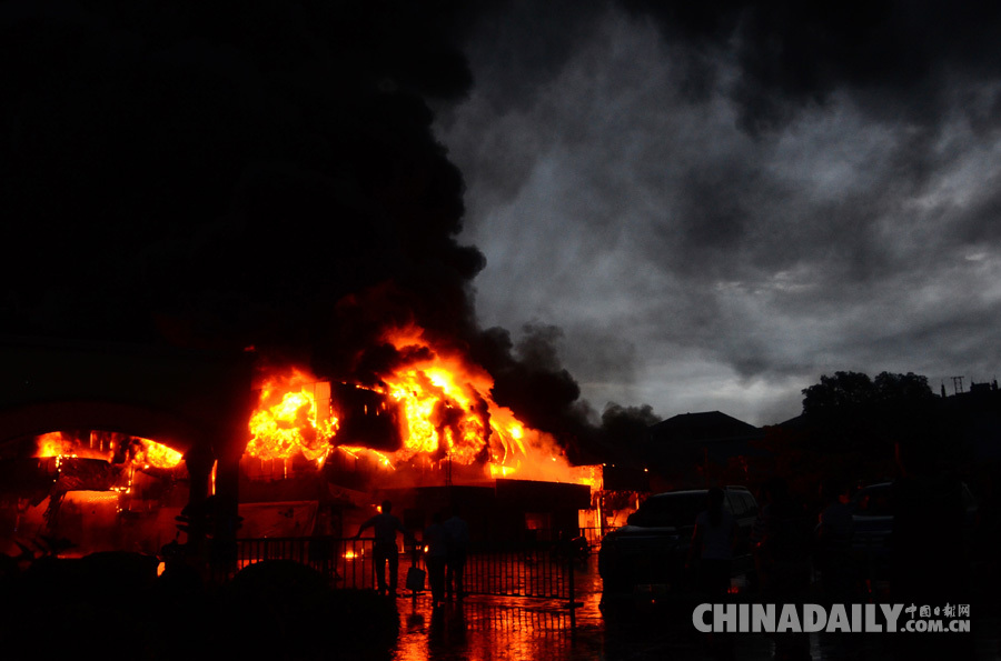 老挝首都一商贸城发生严重火灾 多为中国商户