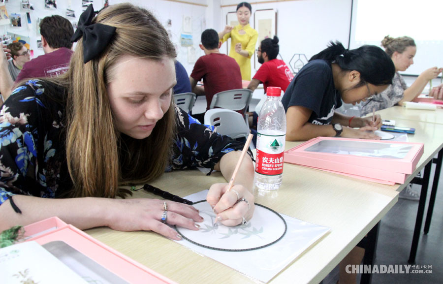 美国留学生学刺绣 感受中国传统文化
