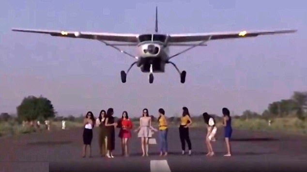 印度女模特机场跑道上拍照 飞机擦过头顶起飞