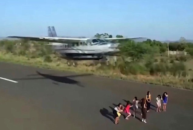 印度女模特机场跑道上拍照 飞机擦过头顶起飞