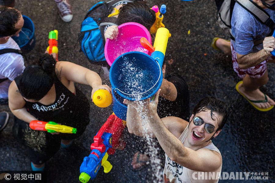 西班牙首都举行“泼水节” 民众狂欢感受夏日清凉