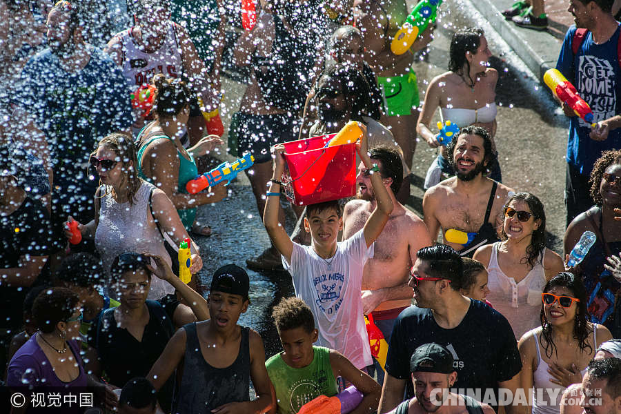 西班牙首都举行“泼水节” 民众狂欢感受夏日清凉