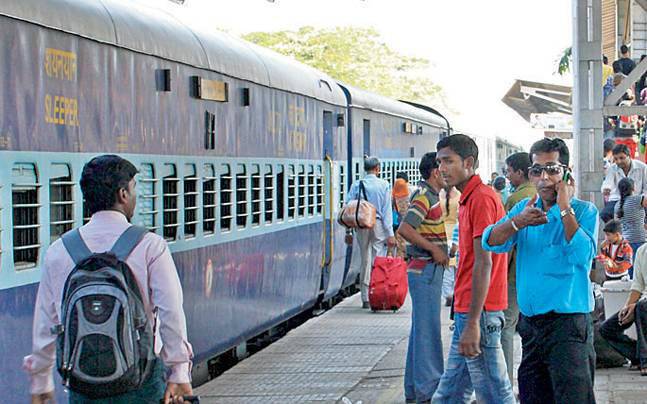 印度男子在火车上假冒乘务员 靠收无票旅客罚款骗财