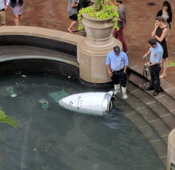 美安保机器人“跳水自杀”引关注 网友脑洞大开猜动机