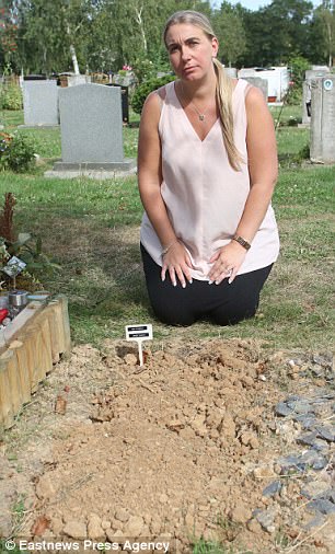 英国丧子夫妇签合同时没注意 儿子坟墓竟成了“共享墓”