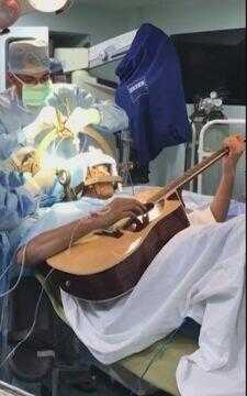 印度一男性边弹吉他边接受脑部手术 现顺利恢复