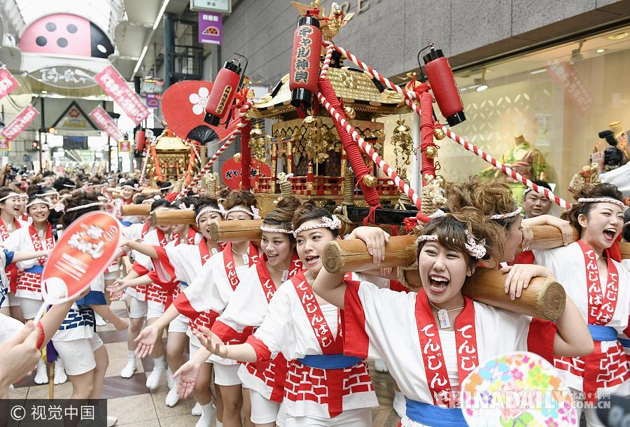 日本大阪迎天神祭 几十名女子齐抬200公斤御舆