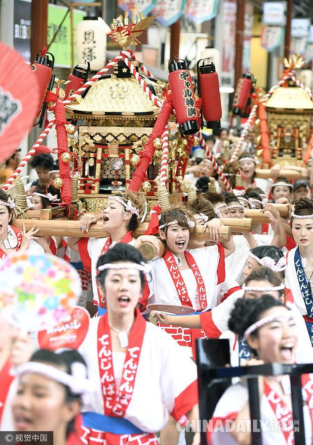 日本大阪迎天神祭 几十名女子齐抬200公斤御舆