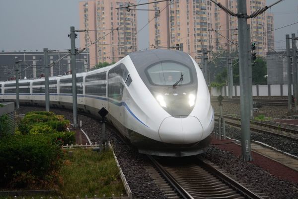 印媒惊叹中国高铁快速发展：现代气息的火车头让人心跳加速