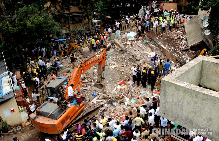 组图：印度孟买居民楼垮塌事故死亡人数升至17人