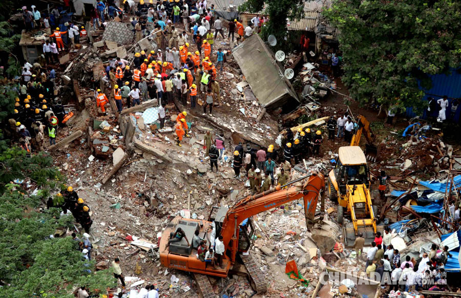 组图：印度孟买居民楼垮塌事故死亡人数升至17人
