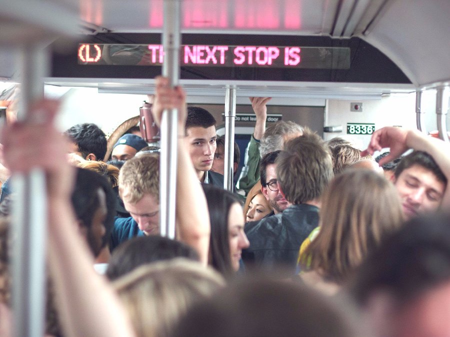 一月内两次出轨 纽约地铁拟拆掉座椅让乘客都站着
