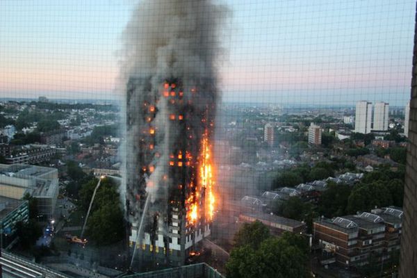 消防员再忆伦敦公寓大火：大楼将倾 但我们没有撤退打算