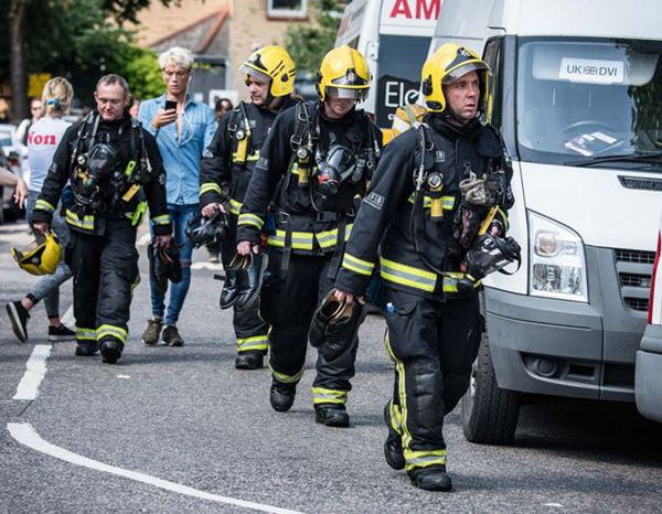 消防员再忆伦敦公寓大火：大楼将倾 但我们没有撤退打算