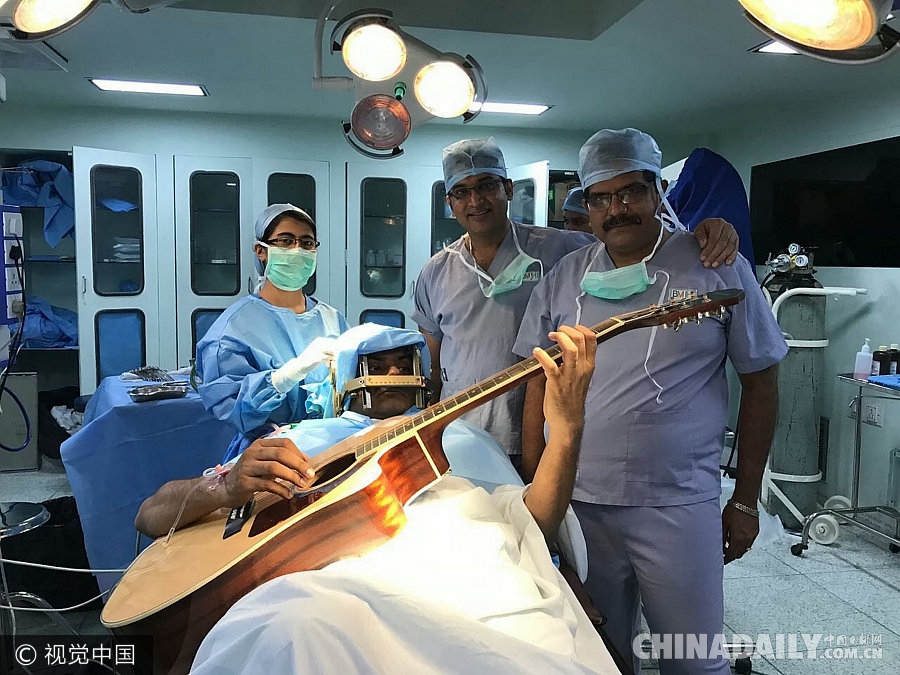 厉害了！印度男子边弹吉他边手术