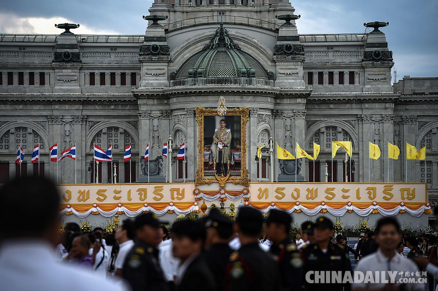 泰国国王迎来65岁生日 曼谷举行生日庆典