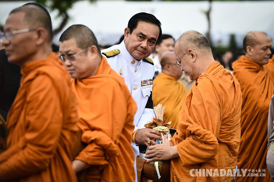 泰国国王迎来65岁生日 曼谷举行生日庆典