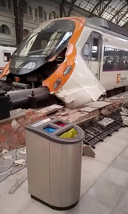 西班牙巴塞罗那火车站发生事故 至少40人受伤