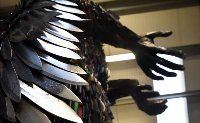 英雕塑家用10万把刀打造“刀天使” 呼吁社会关注暴力问题