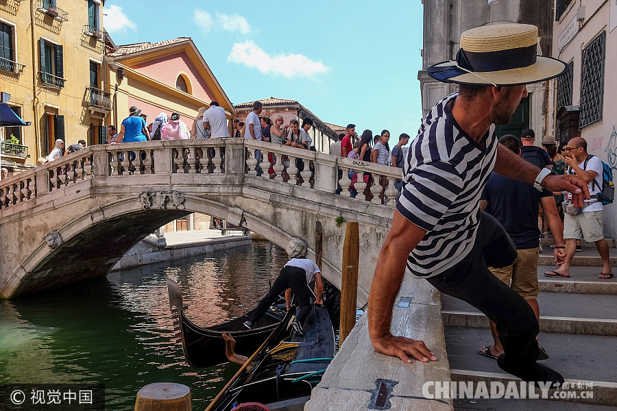 威尼斯出台旅游新规：运河内禁止游泳 桥上不要久留