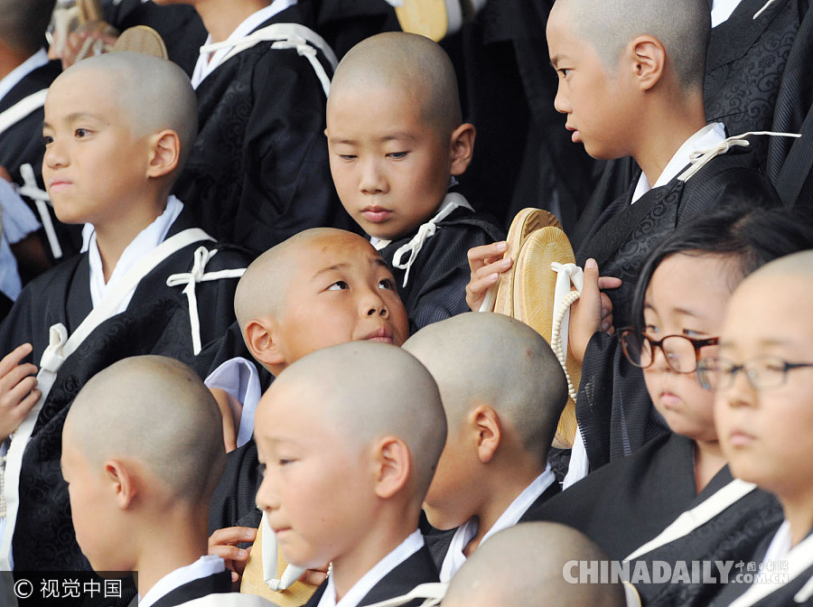 日本京都100余名儿童剃度齐“出家” 变身光头萌萌哒