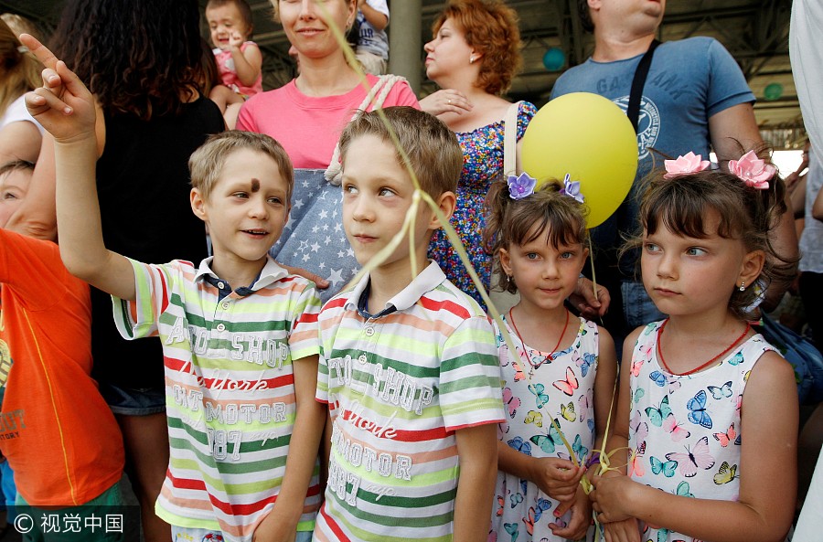 创纪录！乌克兰基辅85对双胞胎参加“快闪”