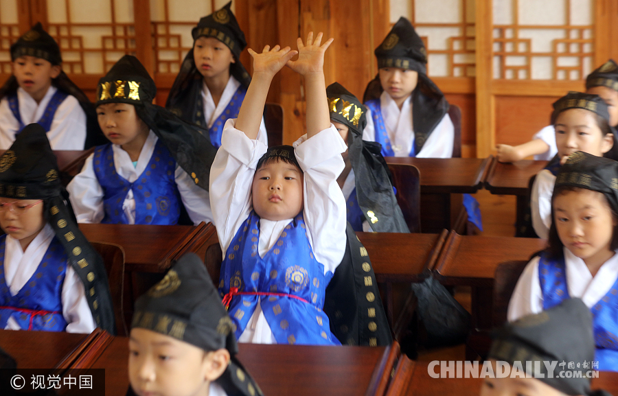 韩国小学生穿传统服装上学堂 哈欠连连表情呆萌
