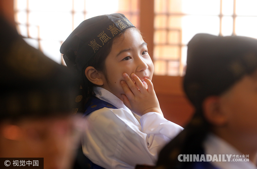 韩国小学生穿传统服装上学堂 哈欠连连表情呆萌