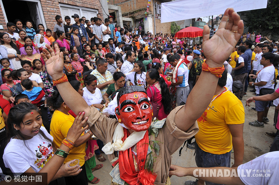 尼泊尔民众盛装游行庆祝“神牛节” 纪念亡故亲人